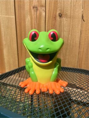 "Cha! Cha!" red-eyed tree frog 3D souvenir sipper cup from the Rainforest Cafe